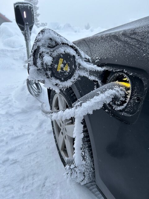 Sähköauton lataus talvella