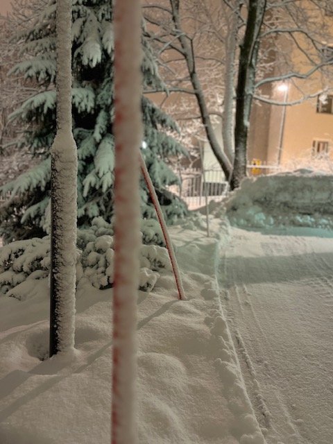 Aurauskepit asennettuna lumitöitä helpottamaan